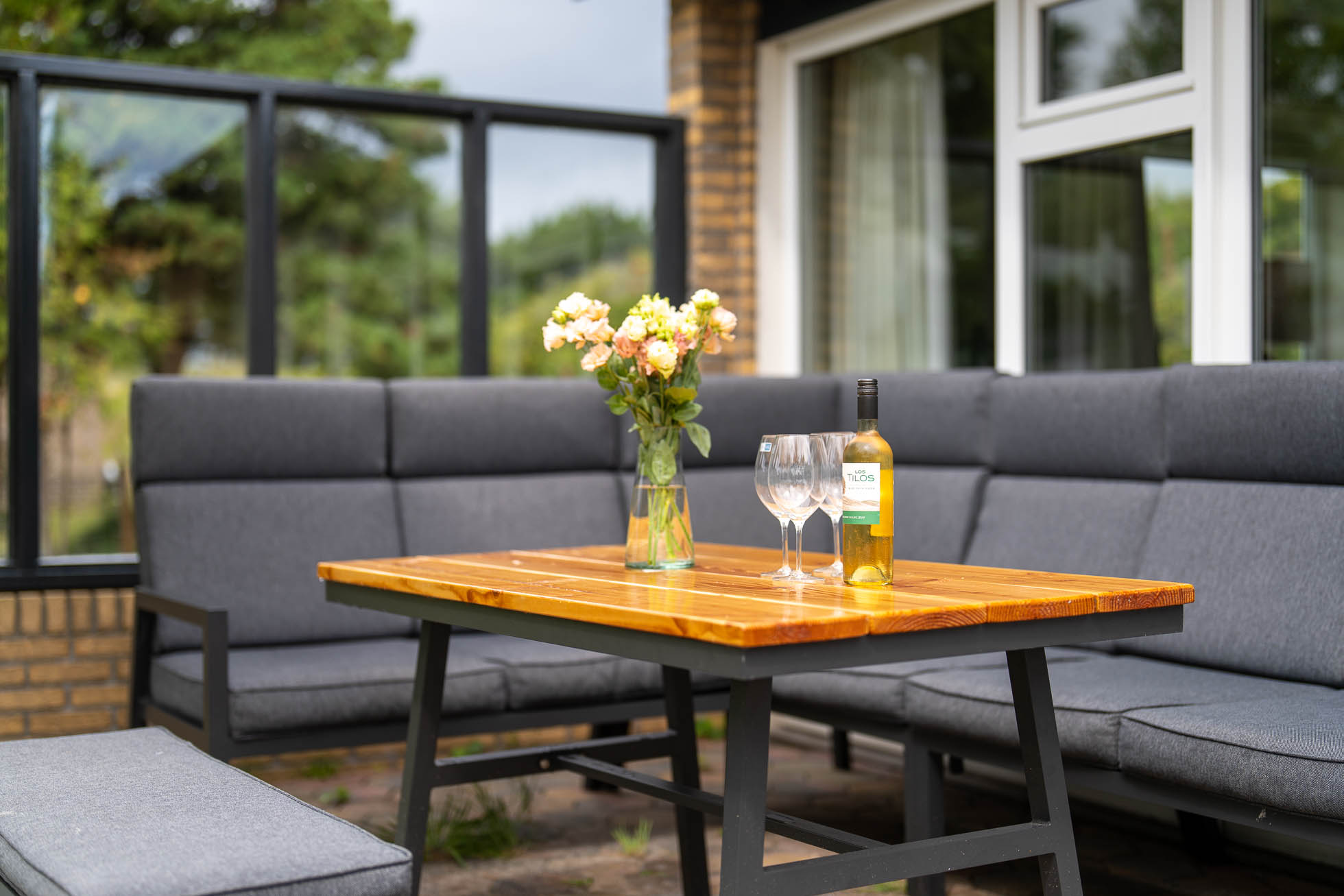 foto terras met wijn